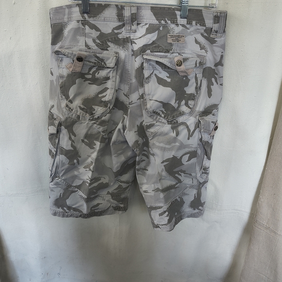 Armani Exchange Men's 33"Gray Camouflage Cargo Shorts Broken Front Snap Closure - Picture 1 of 8